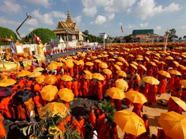 Thousands of Cambodian monks turn out to honour king -  Mak Remissa, EPA